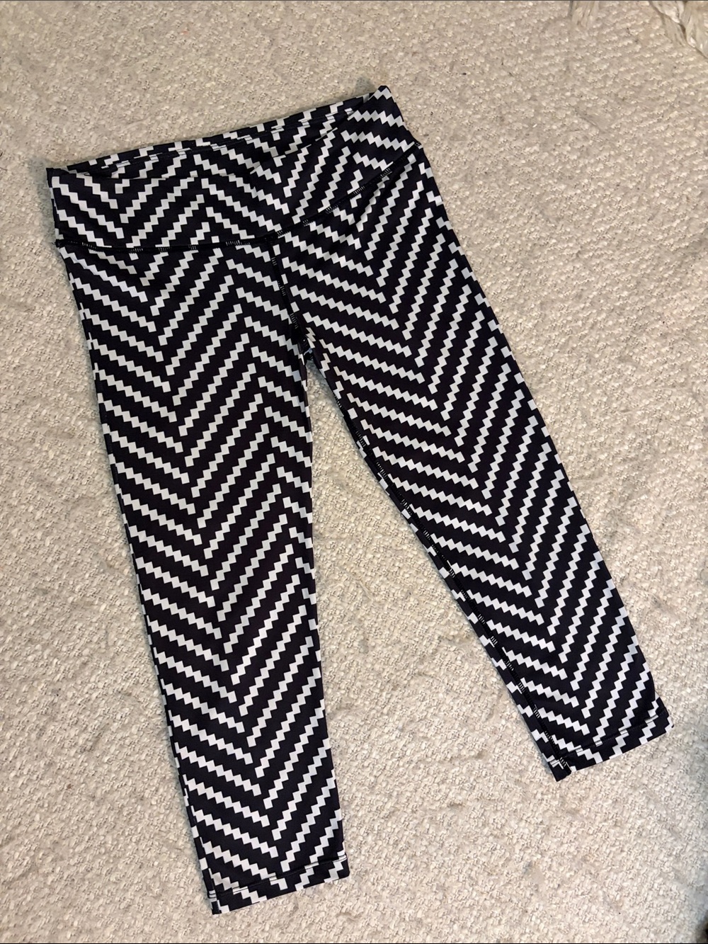 🎱 Layer 8 Women’s Size Small Black & White Chevron Cropped Legging